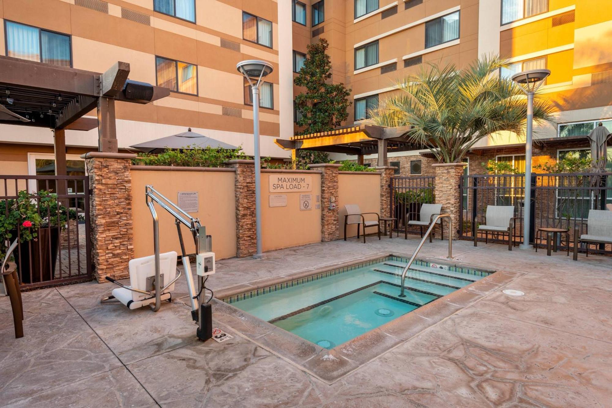 Courtyard By Marriott San Diego Oceanside Exterior foto